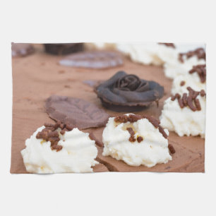 Schokoladenkuchen mit Tortenspitze im Detail Geschirrtuch