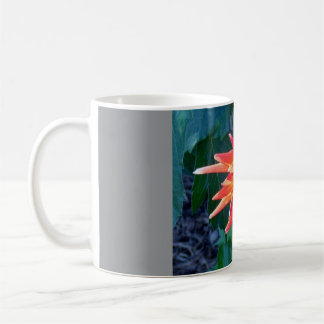 Schön gestaltete Tasse mit roter Blume