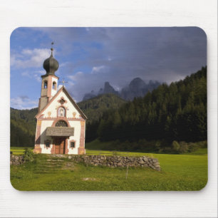 Schöne abgeschiedene einsame Kirche namens Rainui Mousepad