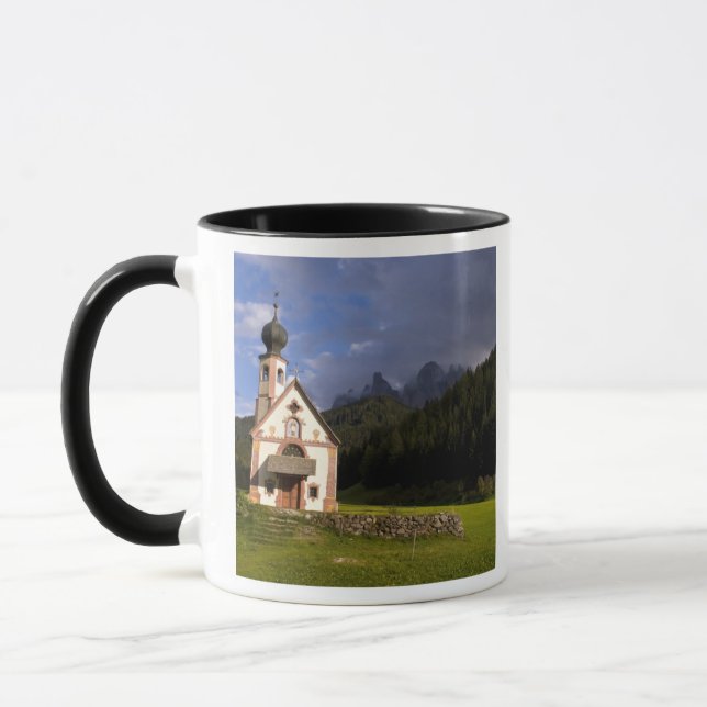 Schöne abgeschiedene einsame Kirche namens Rainui Tasse (Links)