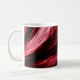 Schöne abstrakte rote Federn auf dunklem Hintergru Kaffeetasse