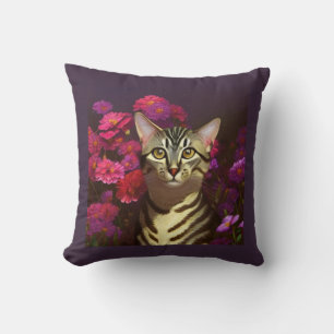 Schöne ägyptische Mau Katze in einem Nachtgarten Kissen