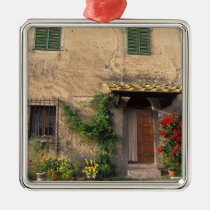 Schöne alte Heimat mit Blumen in San Gimignano Silbernes Ornament