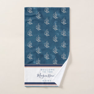 Schöne Aquarellkoralle auf Batik Blau Handtuch