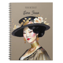 Schöne asiatische Frau im Vintag-Hat-Notebook