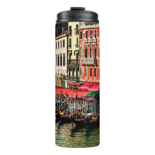 Schöne Aussicht auf die Wasserstraße und alte Gebä Thermosbecher