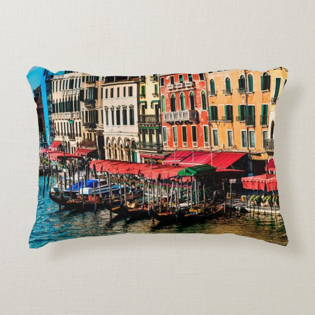 Schöne Aussicht auf die Wasserstraße und die alten Dekokissen (Vorderseite)