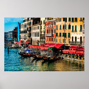 Schöne Aussicht auf die Wasserstraße und die alten Poster