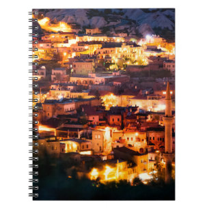 Schöne Aussicht auf Goreme in der Nacht. Berühmtes Notizblock