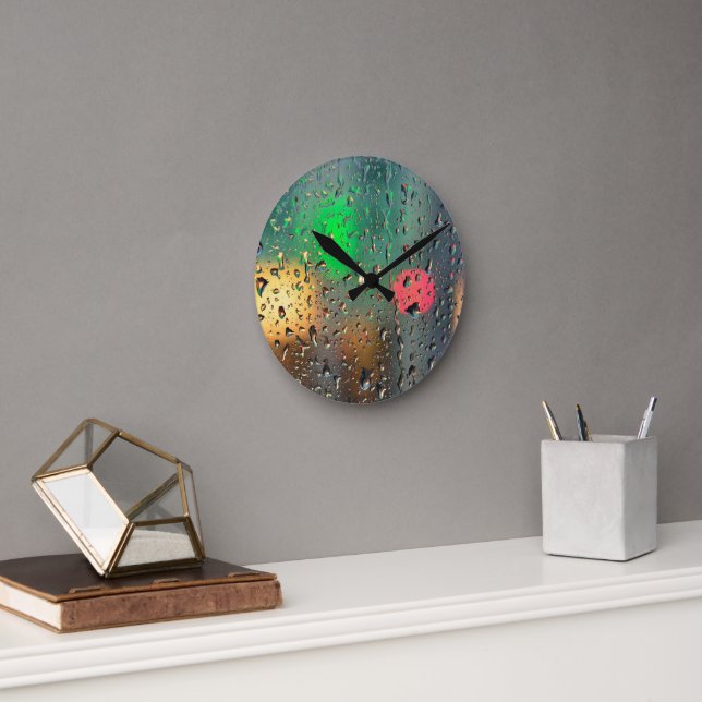 Schöne Aussicht durch Regen Runde Wanduhr (Büro)