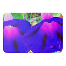 Schöne Badematte mit violetten Blumen