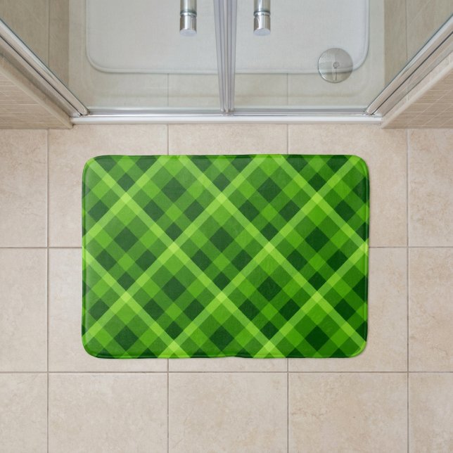 Schöne Bäume Grün Kariertes Medium Badematte (Beautiful Tree Green Plaid Medium Bath Mat on a tiled floor in front of shower in a bathroom.)