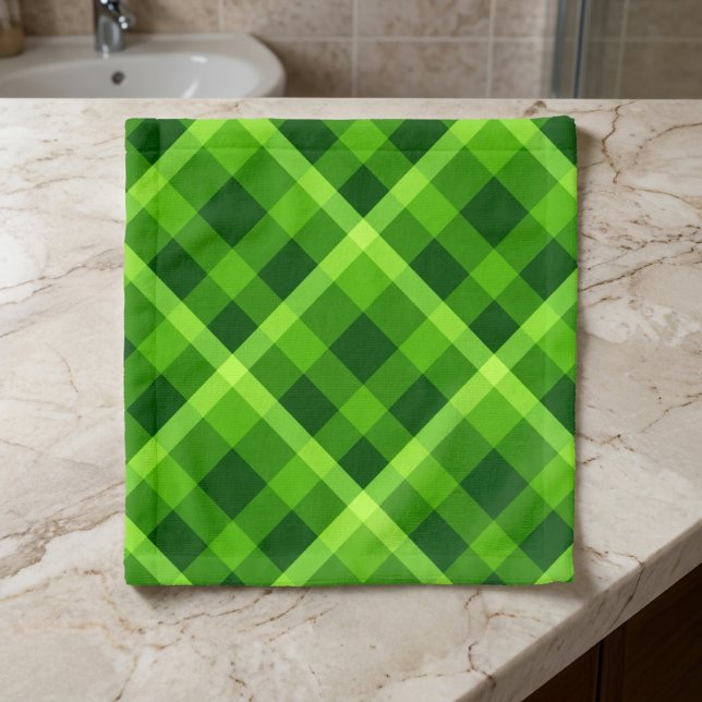 Schöne Baumgrün Kariertes Waschtuch Waschlappen (Beautiful Tree Green Plaid Washcloth laying on a bathroom counter.)
