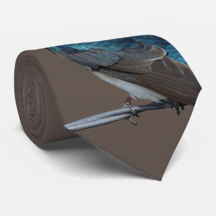 Schöne Baumschlucht: Vogel auf einer Leitung Krawatte