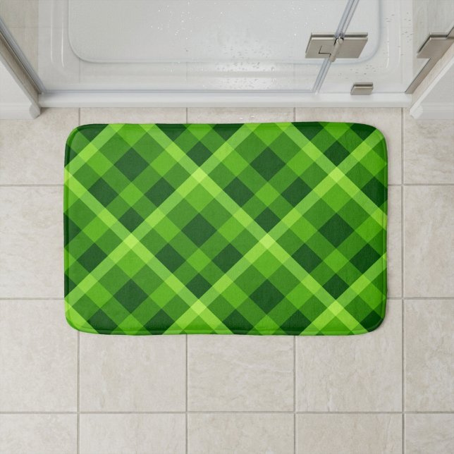 Schöne Baumwipfel Grün Kariert kleine Badematte (Beautiful Tree Green Plaid Small Bath Mat on a tiled floor in front of shower in a bathroom.)