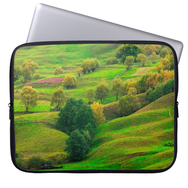 Schöne Berglandschaft im Abend Sonnenlicht. Laptopschutzhülle (Vorderseite)