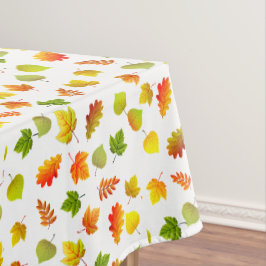 Schöne Blätter aus dem Herbst auf weißem Tablett Tischdecke