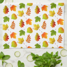Schöne Blätter des Herbstes auf Weiß Geschirrtuch
