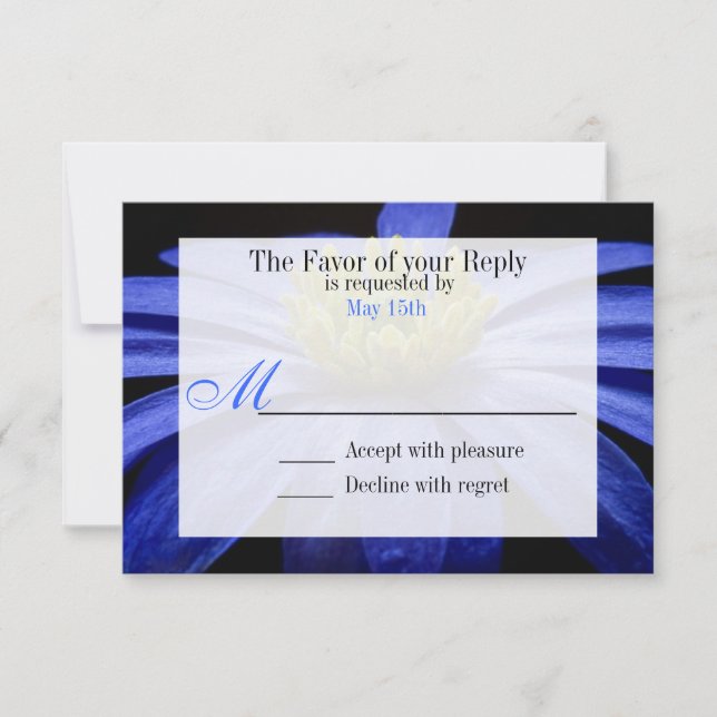 Schöne blaue Blume auf Black Wedding RSVP Cards (Vorderseite)
