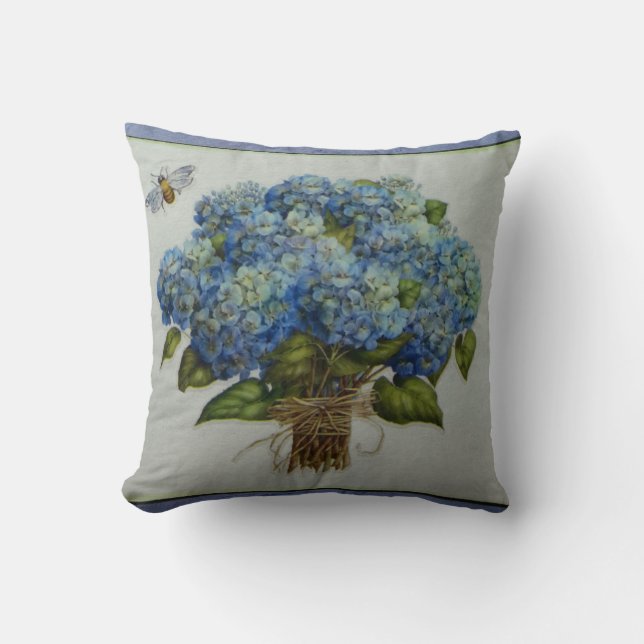 schöne blaue Hydrangeas mit einer Biene Kissen (Vorderseite)