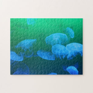 Schöne Blaue Quallen in grünem Wasser Puzzle