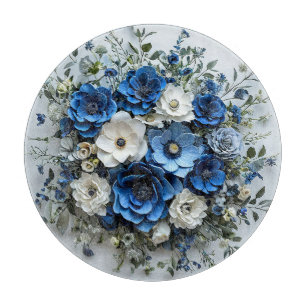 Schöne blaue und weiße Blumenarrangement Schneidebrett