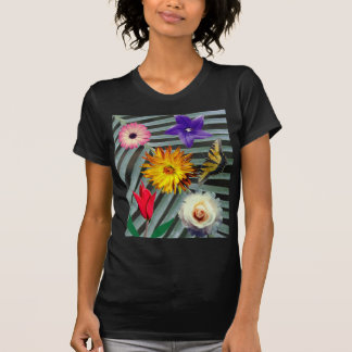 Schöne Blume und ein Schmetterling T-Shirt