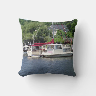 Schöne Boote werfen Kissen