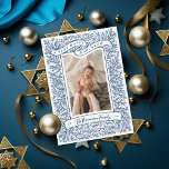 Schöne Branchen Dunkelblaue Hanukkah-Foto-Karte Feiertagskarte<br><div class="desc">In diesem handgezeichneten Foto gibt es viele Branchen und winzige Beeren. Das Blendenband lautet "A Very Happy Hanukkah" - die Grafik kann in Farbe geändert oder gelöscht werden, sodass Sie Ihre eigene Grußschrift hinzufügen können. Nachstehend Familienname und Jahr, optionaler Bereich für eine Nachricht auf der Rückseite, oder Sie können entfernen...</div>