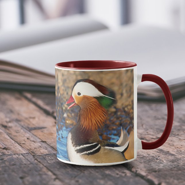 Schöne Chatty Mandarin Duck auf den Felsen Tasse (Chatty Mandarin Duck at the Lake 11 oz Coffee Mug Cover Photo.)