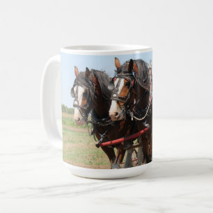 Schöne Clydesdale-Pferde beim Pflügen Kaffeetasse