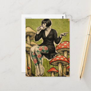 Schöne Dame trinkt Tee und sitzt auf Pilzen Postkarte