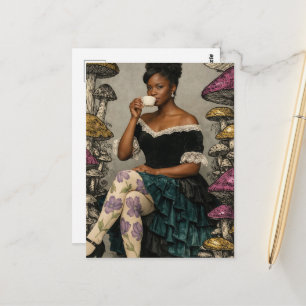 Schöne Dame trinkt Tee violette Pilze Postkarte