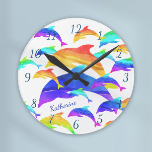 Schöne Delphine im Regenbogen mit Vorname Runde Wanduhr