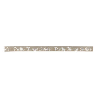 Schöne Dinge innerhalb von personalisiertem Text u Satinband