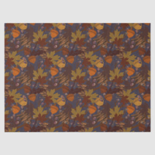 Schöne dunkle Herbstlaube Acorns Pine Cones Seidenpapier