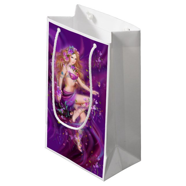schöne Fantasy-Frau mit violetten Blumen Kleine Geschenktüte (Vorderseite Schrägansicht)