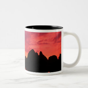Schöne Farbe bei Sonnenuntergang der Kalksteinberg Zweifarbige Tasse