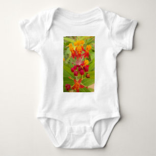 Schöne, farbenfrohe Blüte mit Milkweed Art Printin Baby Strampler