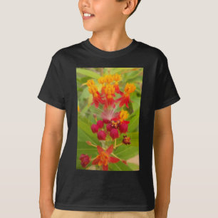 Schöne, farbenfrohe Blüte mit Milkweed Art Printin T-Shirt