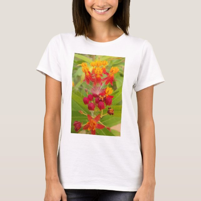 Schöne, farbenfrohe Blüte mit Milkweed Art Printin T-Shirt (Vorderseite)