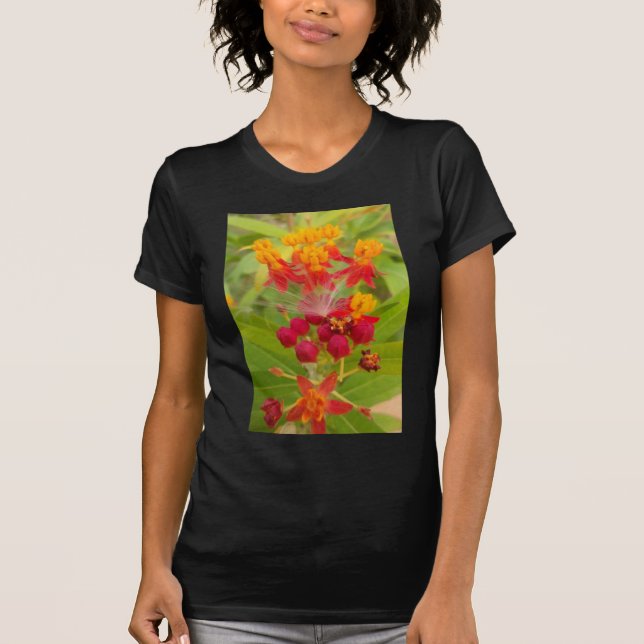 Schöne, farbenfrohe Blüte mit Milkweed Art Printin T-Shirt (Vorderseite)