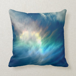 Schöne farbenfrohe Sonneneinstrahlung wirkt Wolken Kissen