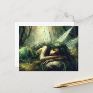 Schöne Fee schläft auf einem Moosgeflecht im Wald Postkarte