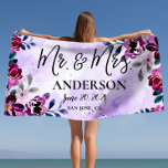 Schöne Floral Mr. & Mrs. Wedding oder Jubiläum Strandtuch<br><div class="desc">Die schönste und einzigartigste Geschenkidee für das besondere Paar in Ihrem Leben! Die Strandtücher von Mr. & Mrs. sind der perfekte Weg, um ihren besonderen Tag und ihre Flitterwochen zu begehen. Ob sie nun frisch verheiratet sind oder viele Jahre zusammen feiern, diese Handtücher werden eine gepflegte Erinnerung ihres besonderen Tages...</div>
