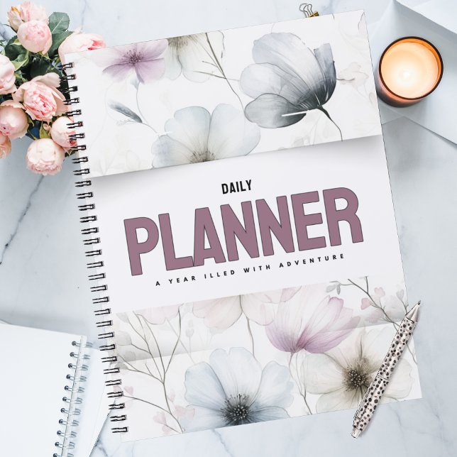 Schöne florale Watercolor-Blüten Planer (Watercolor floral daily planner in soft blue and pink, yearly calendar for adventure seekers.)
