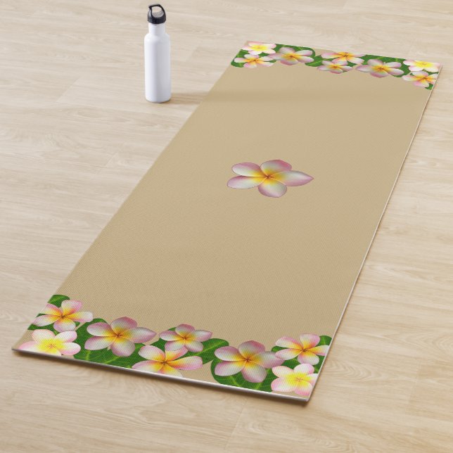 Schöne Frangipani-Blume auf Light Beige Yogamatte (Beispiel)