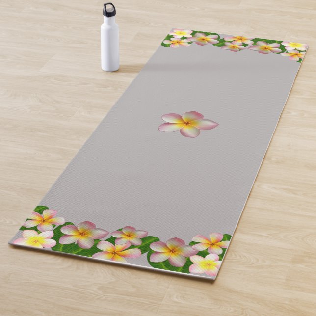 Schöne Frangipani-Blume auf Light Silver Gray Yogamatte (Beispiel)