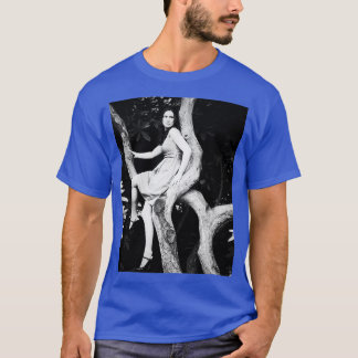 Schöne Frau in einem Baum schöne Kunst schwarz-wei T-Shirt