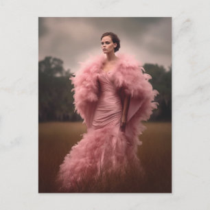 Schöne Frau in einem rosa Federkleid auf einem Fel Postkarte
